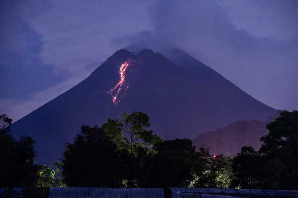 Uno de los volcanes más activos del mundo entra en erupción en Indonesia
