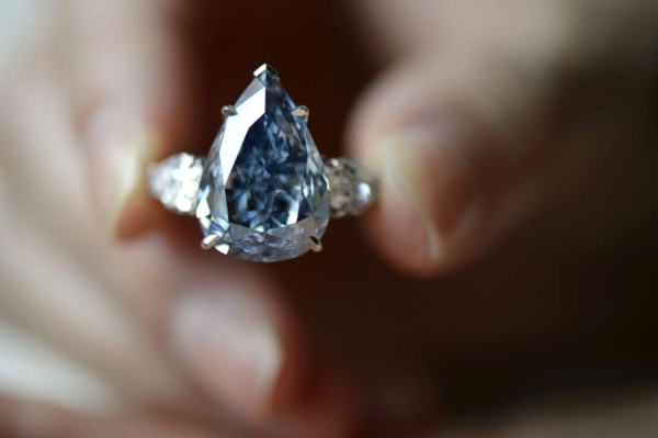 Venden el diamante azul más grande del mundo