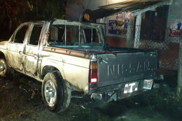 Ultiman a un comerciante y queman dos carros en El Progreso