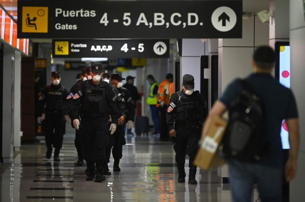 Bukele ordena cierre de aeropuerto a vuelos de pasajeros por coronavirus