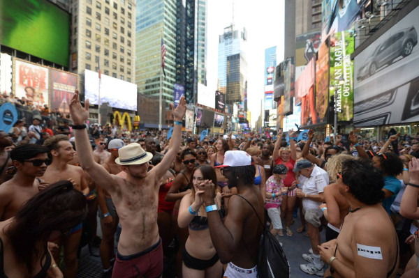 Fotos: Se desnudan en el día de la ropa interior