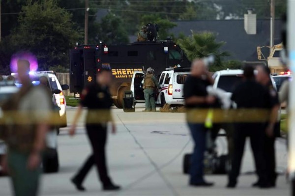 Mata a sus cuatro hijos y a dos hombres en tiroteo en Texas, Estados Unidos