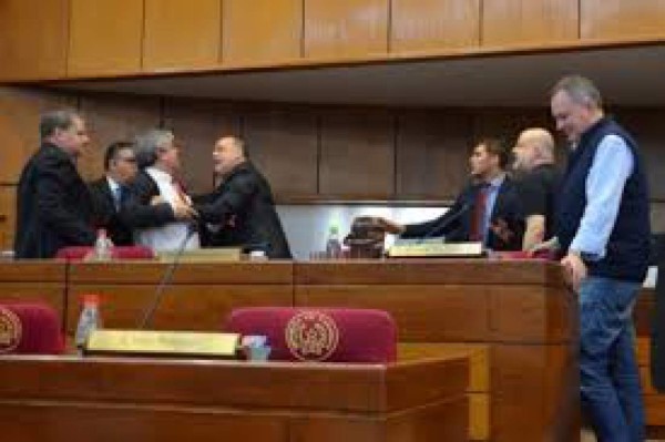 Video: Senador le da puñetazo en la cara a legislador en Paraguay
