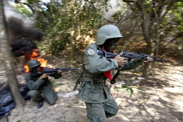 Ministro venezolano dice 30,000 milicianos se alistaron para defender al país