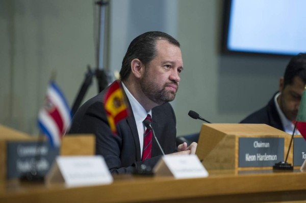 MIA005. MIAMI (FL, EE.UU.) 15/07/2017.- El abogado mexicano Rene Bolio preside la presentación oficial de una audiencia pública sobre crímenes del castrismo hoy, sábado 15 de julio de 2017, en Miami (EE.UU.). La Comisión Internacional Fiscalizadora de Crímenes de Lesa Humanidad del Castrismo, creada con el fin de someter a la justicia a los responsables y compuesta por diez miembros, activistas de derechos humanos y políticos de diferentes países, celebró hoy en Miami su primera audiencia pública, con una veintena de testigos. EFE/Giorgio Viera.