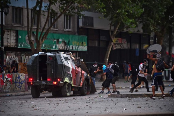 Rayos láser, el 'arma silenciosa' de los manifestantes en Chile