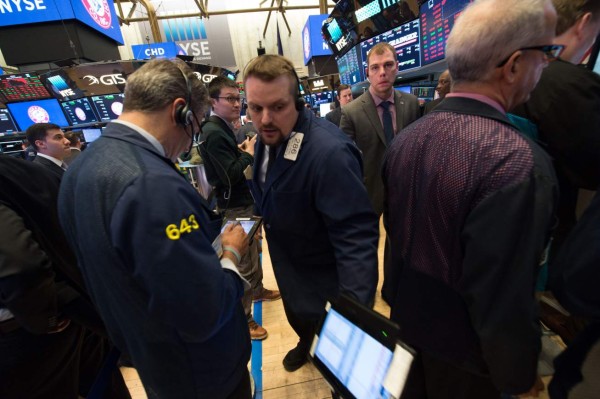Wall Street cierra caótica sesión con caída de 4.6%