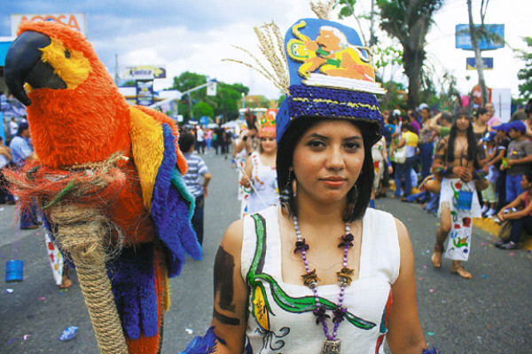 Miles disfrutaron el desfile de la Feria Juniana