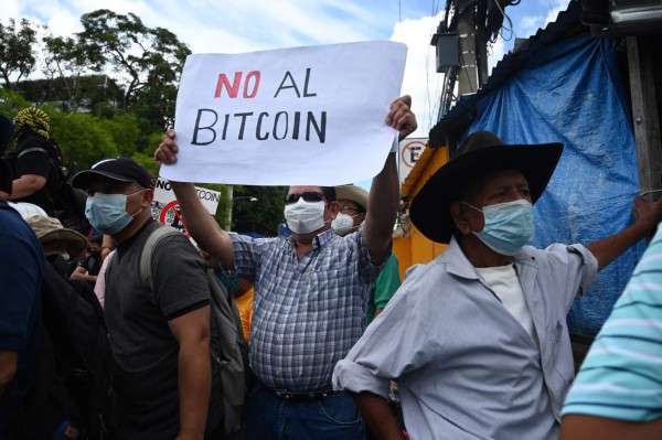 Salvadoreños rechazan el bitcóin y prefieren seguir usando el dólar