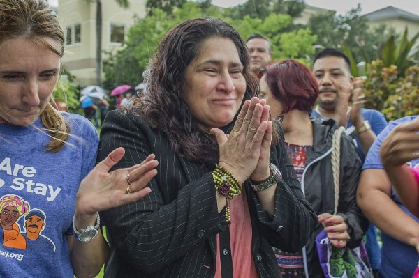 MI00. MIAMI (EE.UU.), 31/07/2017.- La trabajadora doméstica residente en Estados Unidos Reyna Gómez (c), junto a la activista del grupo United We Dream María Bilbao (i), reacciona tras la decisión del Departamento de Migración y Control de Aduana de Miramar, de convocarla de nuevo en dos semanas, mientras continúan examinando su caso de petición de asilo hoy, lunes 31 de julio de 2017, en Miami (EE.UU.). Activistas y trabajadoras domésticas del sur de Florida se concentraron hoy frente a un edificio de Inmigración para arropar a la indocumentada hondureña Reyna Gómez, ante la posibilidad de que fuera víctima de una de las llamadas 'redadas silenciosas', lo que no ocurrió. EFE/Giorgio Viera
