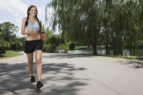 Para quemar más calorías, cambie la velocidad cuando camine