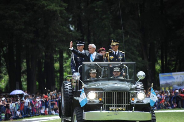 Otto Pérez agradece lealtad del Ejército en crisis política
