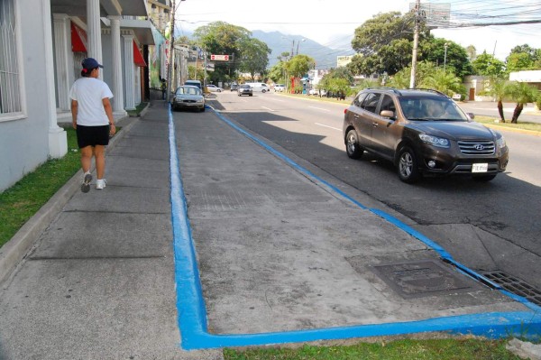Señalizan áreas de estacionamiento en vías públicas de San Pedro Sula