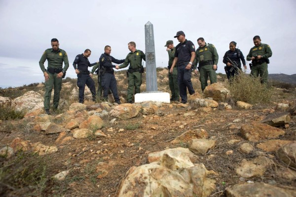 EUA refuerza la frontera de California con México