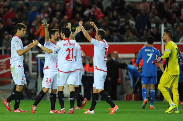 Sevilla propina segunda derrota al Real Madrid en tres días y lo complica