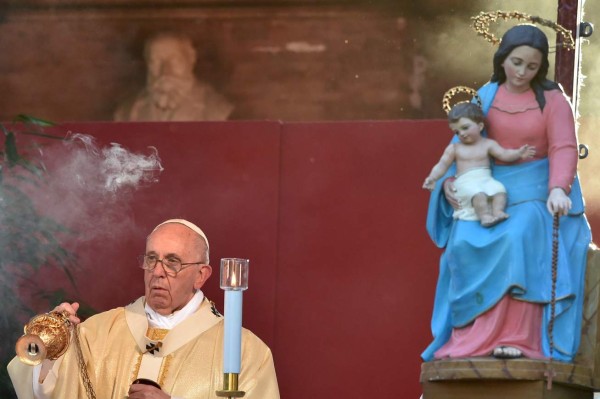 Papa traza la vía a la felicidad y critica a quienes meten cizaña