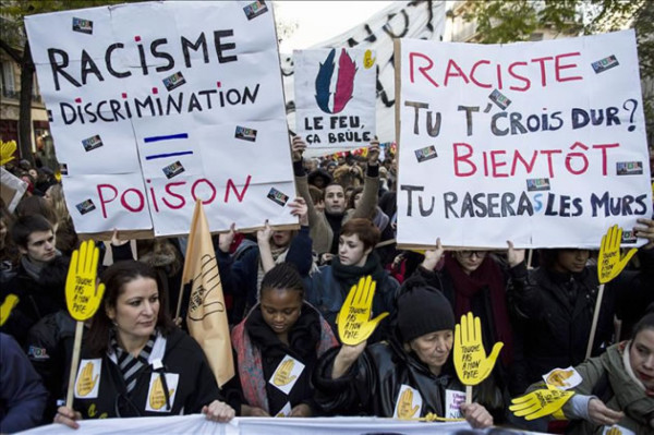 Miles de personas se manifiestan contra la 'deriva racista' en Francia