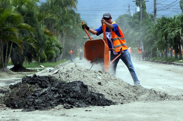 En la colonia Ideal siguen limpiando desastre que dejó la lluvia