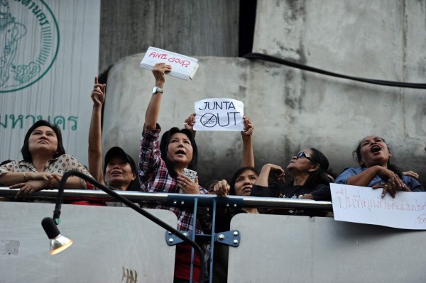 Junta militar de Tailandia prohíbe salir del país a 155 ex dirigentes