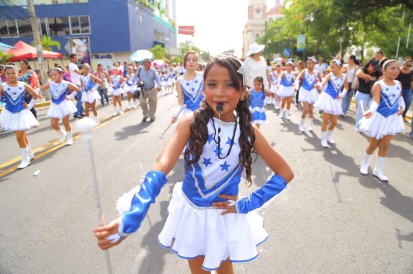 Las niñas engalanan las calles, haciendo sus destrezas se ganan los aplausos de los asistentes.