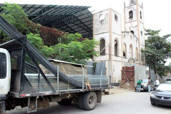 Entregan materiales valorados en L200,000 para remodelación de iglesia