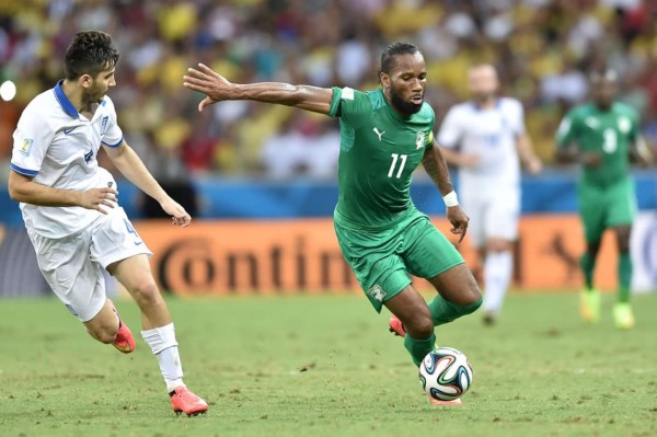 Samaras clasifica a Grecia a octavos con un gol de penal en el descuento