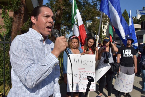 HIL01. LOS ÁNGELES (EEUU), 23/05/2016.- El activista Ron Góchez (i) de la organización Unión del Barrio habla durante una protesta hoy, lunes 23 de mayo de 2016, contra la presencia de la precandidata presidencial del partido Demócrata Hillary Clinton en Los Ángeles (Estados Unidos) en la que dijo que la precandidata 'es más peligrosa que el candidato republicano Donald Trump' para los centroamericanos. La protesta es cerca de una mansión donde Clinton se reúne con acaudalados donantes a su campaña política. Los manifestantes acusaron a la precandidata de haber pedido 'abiertamente' la deportación a Centroamérica de niños que llegaron a este país no acompañados. EFE/Iván Mejía