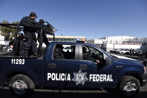Policías y narcos del CJNG se enfrentan a tiros durante reparto de despensas en México