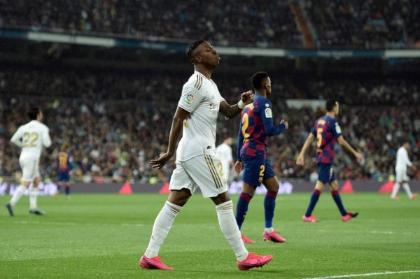 Real Madrid doblegó al Barcelona y recupera el liderato de España