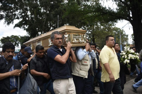 Mujer y su hijo son enterrados 35 años después de muertos  