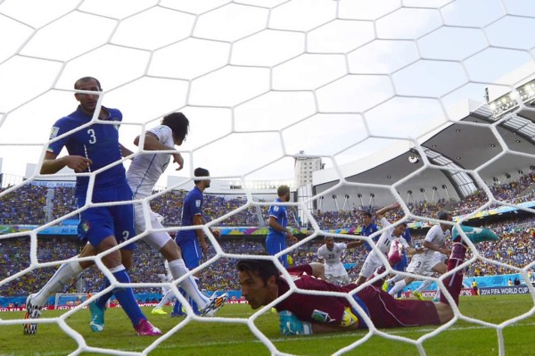 Uruguay se mete a octavos y manda a Italia de regreso a casa