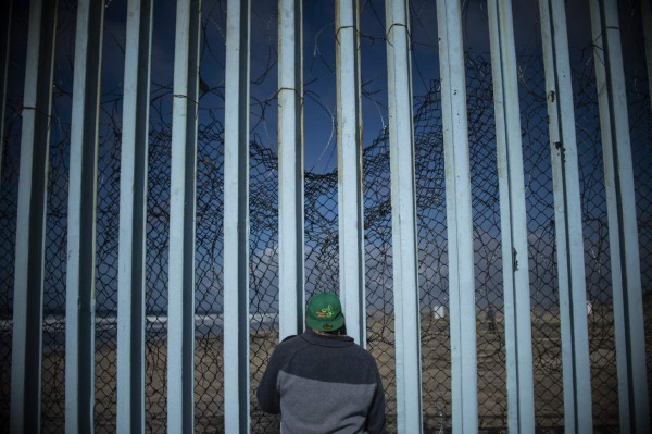 EEUU afirma que supuesto migrante de caravana lanzó piedras a las autoridades