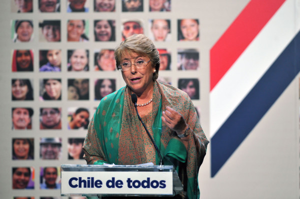 Bachelet propone cambiar Constitución