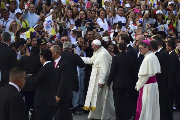 El Papa Francisco llega a Panamá entre ovaciones de miles de fieles