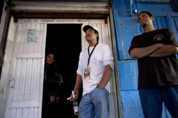 Hotel abandonado sirve de albergue para deportados que viven en la indigencia