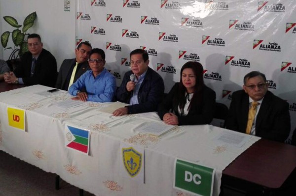 Partidos emergentes conforman coalición para buscar salida a la crisis política
