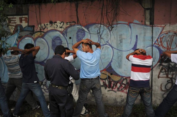 El Salvador: Gobierno pide a la policía disparar contra pandillas