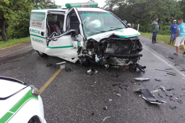 Mueren dos policías al impactar carro contra una ambulancia