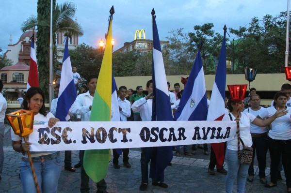 Colegios nocturnos abren la antesala del desfile patrio en San Pedro Sula