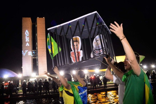 'Quieren mi renuncia para evitar un golpe”: Dilma Rousseff