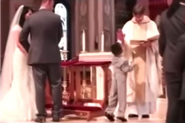 Video: Niño interrumpe una boda