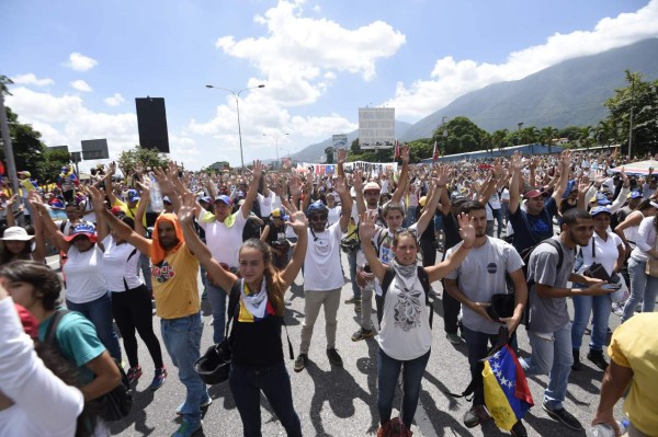 'Bandido, corrupto, vas para afuera': Miles de opositores protestan en Venezuel