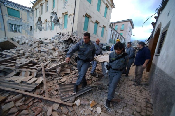 Sismo en Italia de 6,2 grados deja muertos, desaparecidos y destrucción