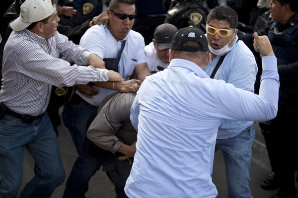 Violencia opaca marcha conmemorativa de matanza estudiantil de 1968 en México