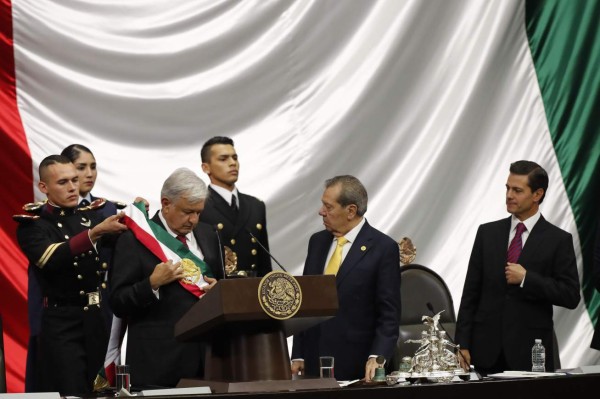 AMLO asume la Presidencia de México y promete prioridad a los más desposeídos