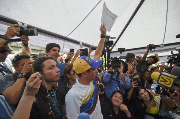 Presentan 1,85 millones de firmas para revocatorio contra Maduro