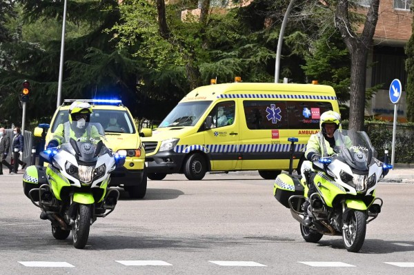 España contrata a 50,000 médicos y se prepara para lo peor