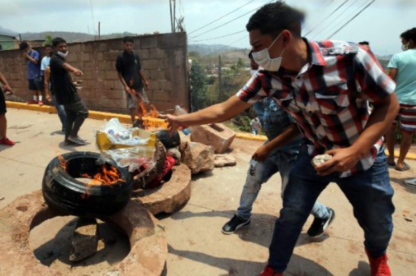 Policía hondureña desaloja a grupo que impide entierro de muerto por COVID-19