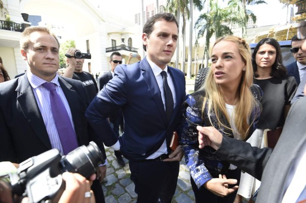 Líder de partido español interviene en Parlamento venezolano