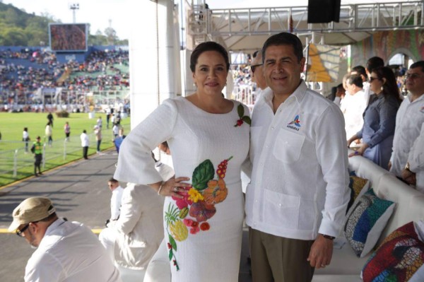 El atuendo de la familia presidencial es emblema de un porvenir para artesanas lencas